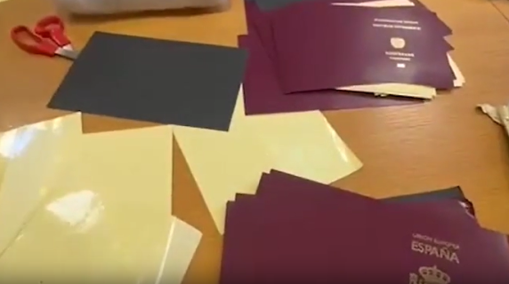 Milano, ecco come fabbricavano i passaporti falsi: nella casa-laboratorio tutto il materiale