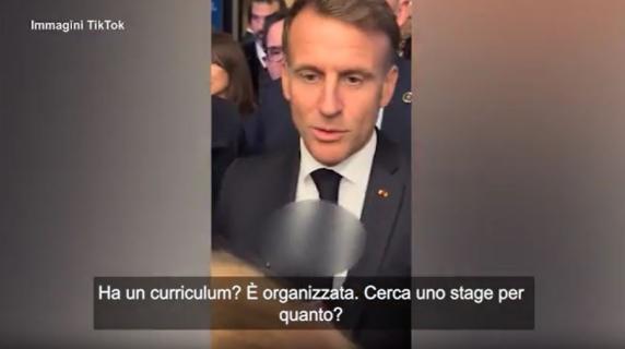 Studentessa ferma Macron e gli chiede uno stage. La divertita replica del presidente: «Per quanto? Sei mesi?»