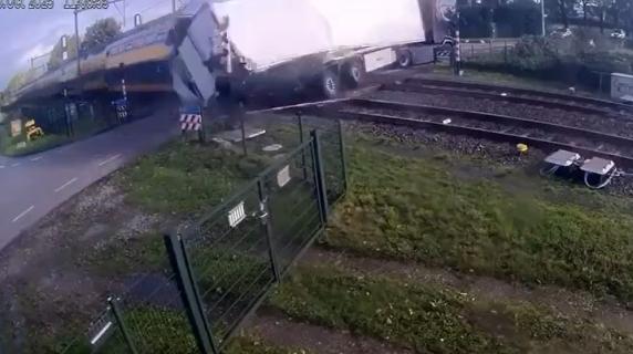 Olanda, il tir rimane bloccato sul passaggio a livello e viene travolto dal treno dell'alta velocità: il video
