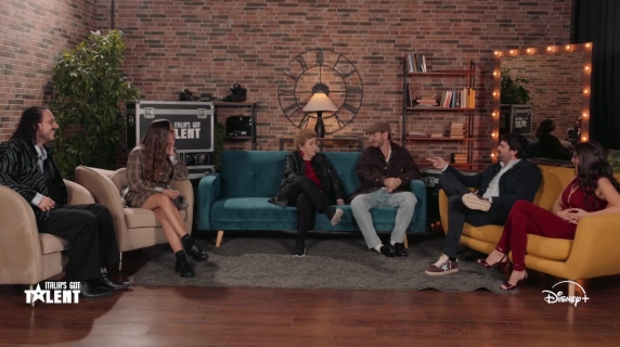 I giudici e i conduttori di «Italia's got talent» messi alla prova dai fan dello show: tra sfide improbabili e bizzarre performance