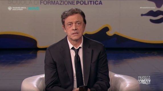 Crozza-Calenda corteggia Meloni al telefono: «Vorrei starti vicino al consiglio dei Ministri. Chiamami Giorgia...»