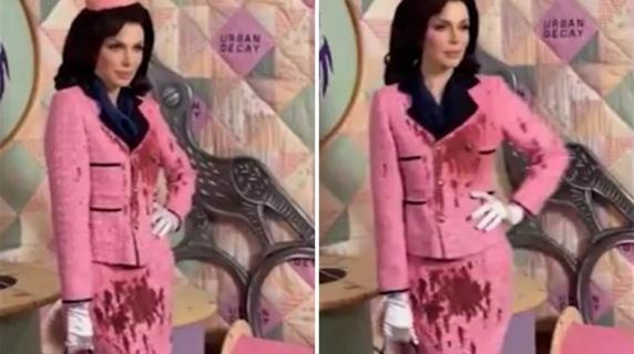 Julia Fox indossa copia dell'abito di Jackie Kennedy macchiato di sangue e risponde alle polemiche: «Lunga vita a lei»