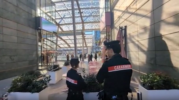 Donna accoltellata in piazza Gae Aulenti a Milano, il testimone: «Forse un furto. Qui gira molta gente»