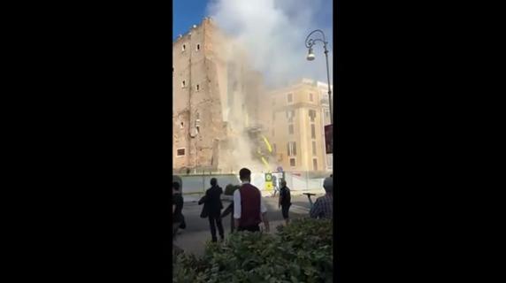 Roma, il video del crollo della Torre dei Conti a largo Corrado Ricci