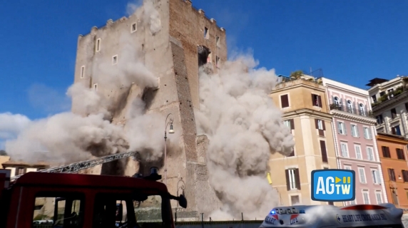 Il momento del secondo crollo della torre dei Conti ai Fori Imperiali: il video