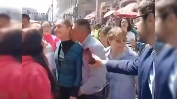 La presidente del Messico Claudia Sheinbaum molestata nel centro della capitale: il video