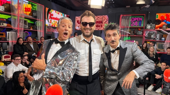 Cremonini a sorpresa ospite di Fiorello: lo show e la dedica con «La Santa Pennicanza»