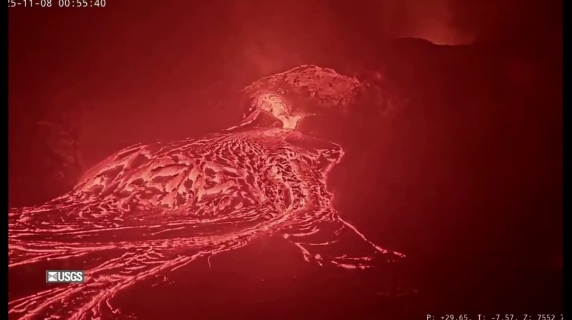 L'eruzione del Kilauea alle Hawaii: la colata di lava lungo il fianco del vulcano è un fiume incandescente