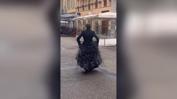 Torino, Kasia Smutniak danza con il marito sulla Mole Antonelliana: «L’appuntamento più folle e romantico di sempre»