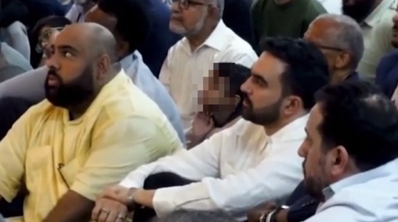 Mamdani in visita a una moschea di Porto Rico: prega con i fedeli e distribuisce pasti