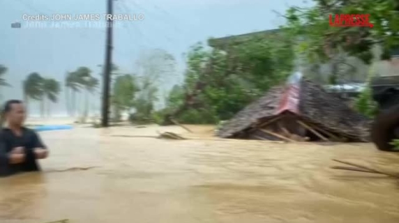 Filippine, il tifone Fung-wong si abbatte sul Paese: le immagini della devastazione