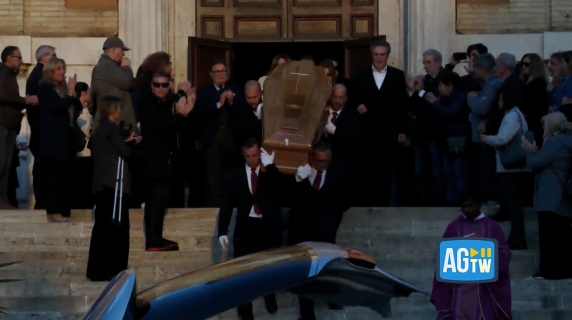 L'ultimo saluto a Beppe Vessicchio, l’uscita del feretro tra gli applausi. La figlia: «Era una grande persona»