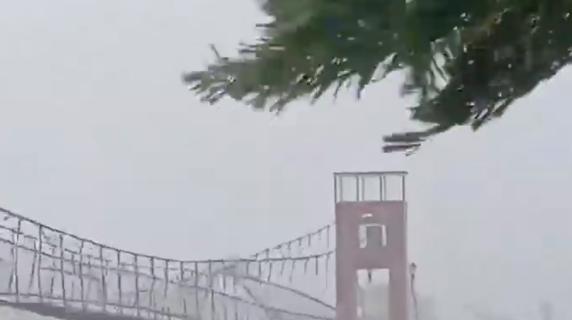 Filippine: il super tifone scuote un ponte pedonale