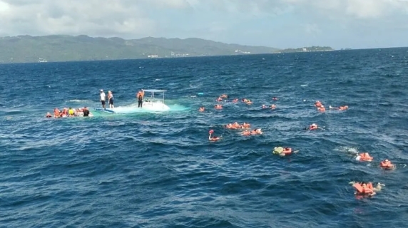 Dramma nei Caraibi: 55 passeggeri finiscono in mare dopo l’affondamento di un catamarano