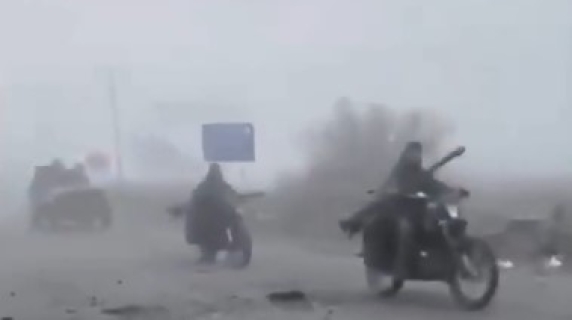Le truppe russe entrano a Pokrovsk: il video della colonna di soldati in moto che avanza tra i banchi di nebbia