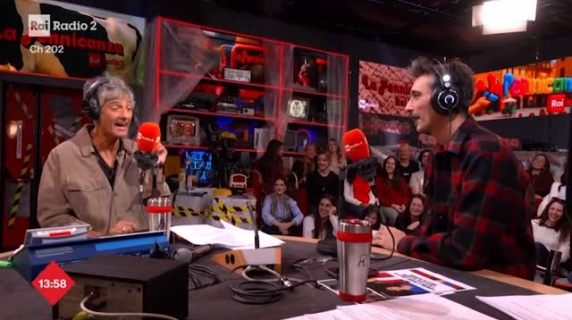 Fiorello e il delfino Mimmo, il collegamento è surreale: «Ho il naso a punta, non riesco ad avvicinare la cornetta»