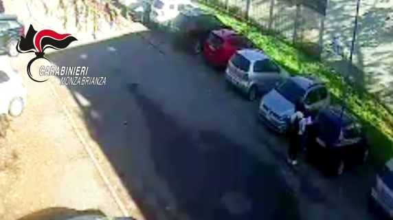 Seregno, getta benzina negli occhi alla ex e cerca di darle fuoco: lei si chiude in auto