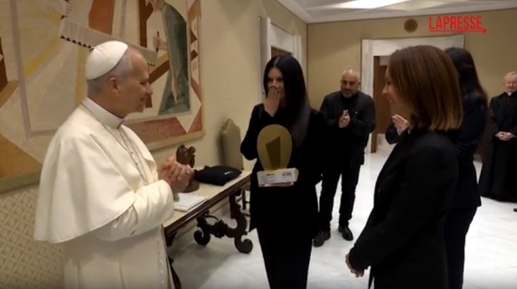 L'incontro in Vaticano tra Papa Leone XIV e Laura Pausini: «Sono un suo fan»