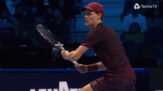 Il colpo sottorete che disorienta Zverev: così Jannik Sinner ha conquistato la semifinale alle Atp Finals