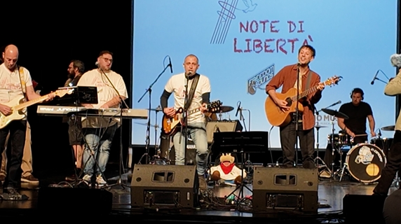 «La musica ci fa sentire tutti uguali», dalla reclusione al palco: standing ovation per cantanti e detenuti