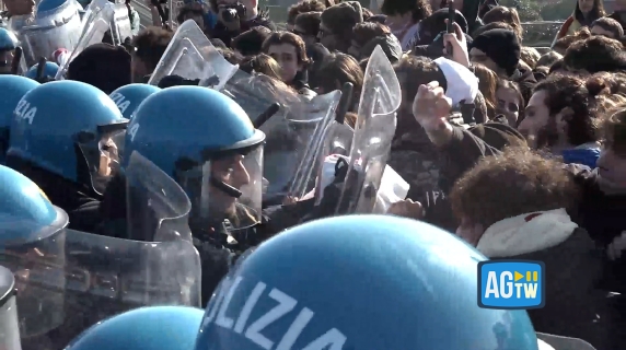 «No Meloni day» a Bologna, tensione tra i manifestanti e la polizia in assetto antisommossa