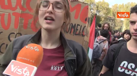 No Meloni Day, corteo degli studenti a Roma contro le misure su scuola e istruzione: «Non abbiamo intenzione di fermarci»