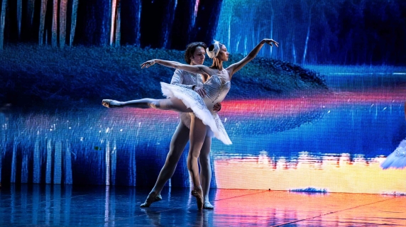 «Il lago dei cigni» di Luciano Cannito su scenografie «costruite» con l'intelligenza artificiale