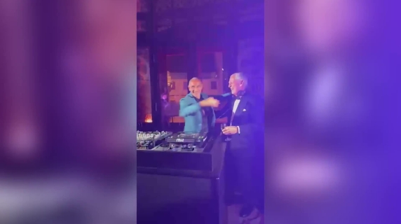 Calendario Pirelli 2026, Marco Tronchetti Provera s'improvvisa dj