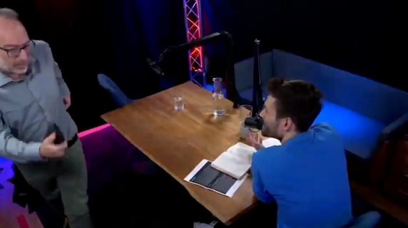 Il fondatore di Wikipedia, furioso, interrompe l’intervista dopo pochi secondi: “La domanda più stupida del mondo”