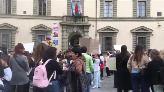 Accorpamenti scolastici, la protesta delle scuole a rischio davanti al palazzo della Regione
