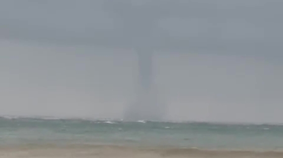 Il tornado che si è formato sul mare a Genova Voltri