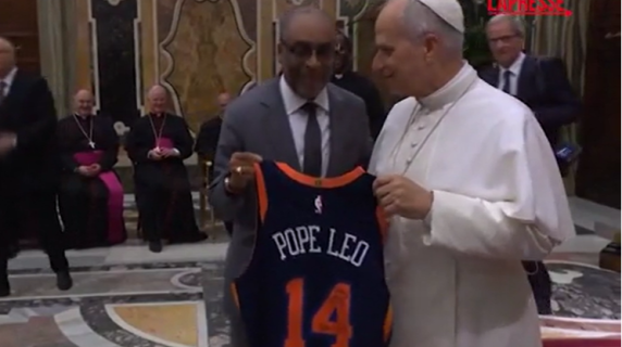 Papa Leone XIV incontra il mondo del cinema, Spike Lee gli regala la magia dei New York Knicks