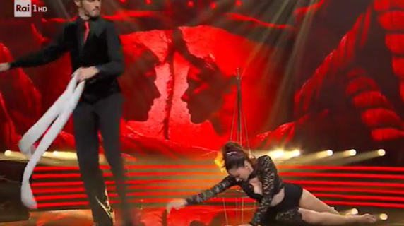 Andrea Delogu torna a Ballando dopo la morte del fratello: la standing ovation del pubblico