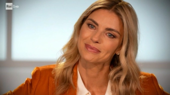 Martina Colombari sul figlio Achille e i Tso: «Strumentalizzazione schifosa della sua storia. Addosso tanta m...»