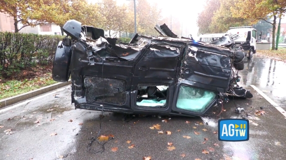 Il suv capovolto e lamiere accartocciate: le immagini del terribile schianto in viale Fulvio Testi a Milano