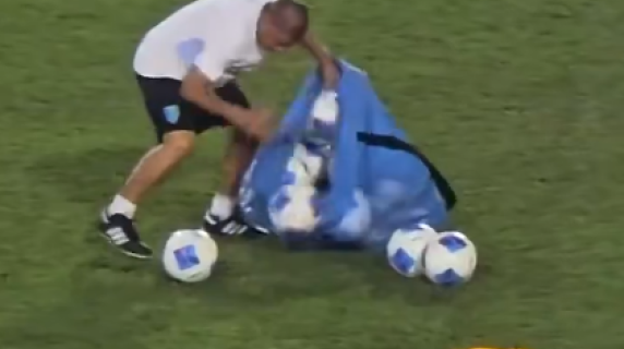 Guatemala eliminato dalla corsa al Mondiale: il magazziniere in lacrime raccoglie i palloni rimasti in campo