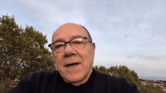 Il compleanno di Carlo Verdone: «Corro a mettermi la cravatta e il vestito, la macchina del sindaco è arrivata»