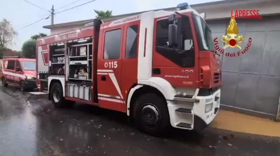 Crollano tre case a Cormons, nel Goriziano: le ruspe dei vigili del fuoco scavano tra le macerie