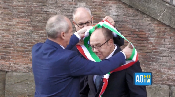Verdone indossa la fascia da sindaco di Roma per un giorno: «Ho scelto di andare nelle periferie»