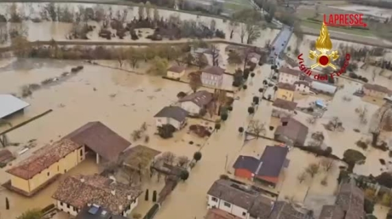 Il video dell'alluvione nel Goriziano: le immagini dall'elicottero, persone si rifugiano sui tetti