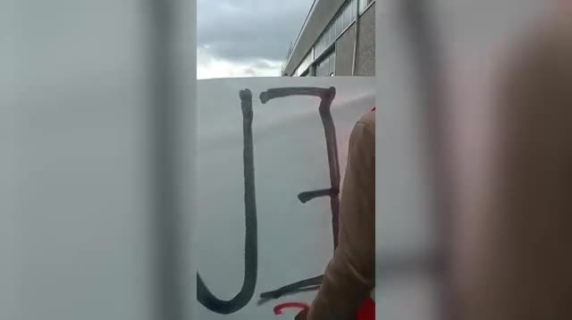Prato, il video dell'aggressione ai lavoratori che protestano contro lo sfruttamento