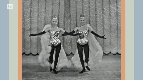 Le gemelle Kessler cantano e ballano la famossissima «Da-da-un-pa»