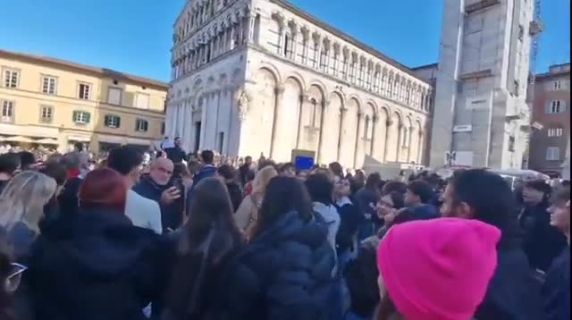 A Lucca «Tutti cantano Sanremo»: flash mob con musica (e tanta folla) per lo spot del prossimo festival della canzone italiana