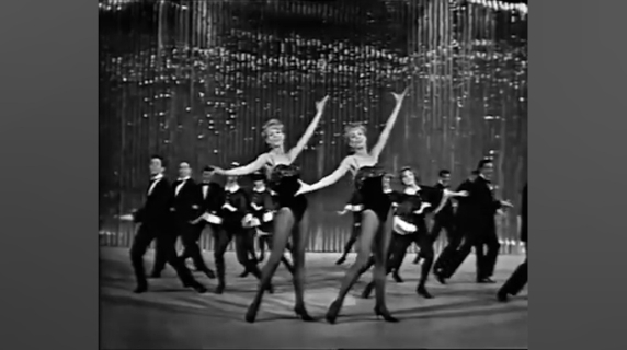 Da «La notte è piccola per noi» al «Da-da-un-pa»: l'omaggio video alle gemelle Kessler