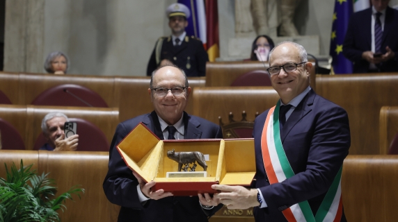 Carlo Verdone riceve la Lupa Capitolina dopo la giornata da Sindaco di Roma