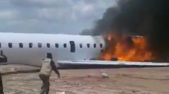 Congo, aereo prende fuoco: la fuga disperata dei passeggeri sulla pista