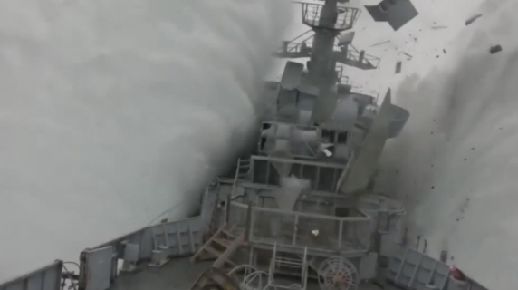 Cosa succede quando una nave viene silurata? Ecco il video spettacolare della NATO