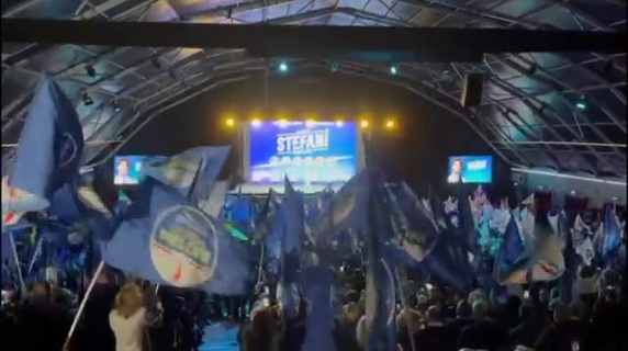 Chiusura campagna elettorale del centrodestra: tripudio di bandiere al Geox