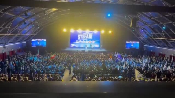 Luca Zaia sale sul palco: applausi e gente in piedi