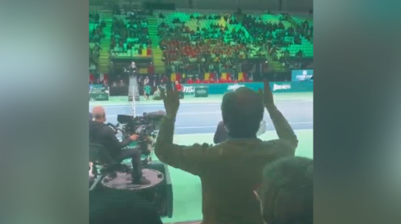 Coppa Davis, spettatore ferma il gioco urlando: «Non si vede niente!»